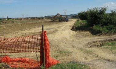 Sotto a sinistra lassessore allurbanistica del Comune di Santa Maria a Monte Andrea Luschi; a destra uno scorcio dellarea dove viene realizzato il nuovo Piano degli insediamenti produttivi 