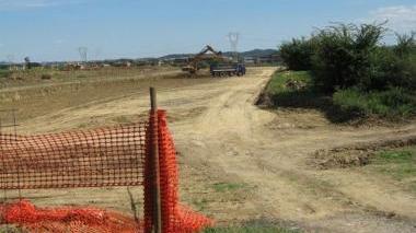 Sotto a sinistra l’assessore all’urbanistica del Comune di Santa Maria a Monte Andrea Luschi; a destra uno scorcio dell’area dove viene realizzato il nuovo Piano degli insediamenti produttivi