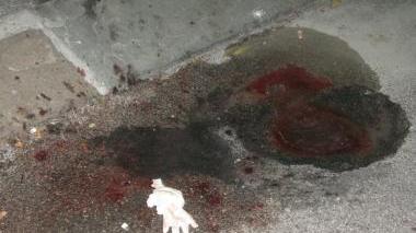 Il sangue a terra in via San Martino