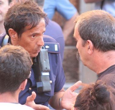 Un poliziotto calma la folla 