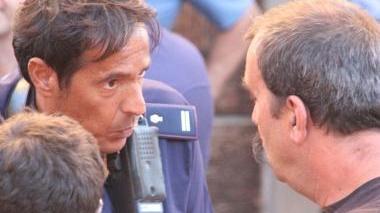Un poliziotto calma la folla