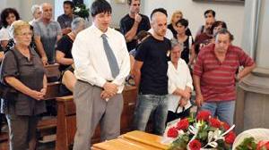 Lacrime e silenzio per l'ultimo saluto a mamma Marilena