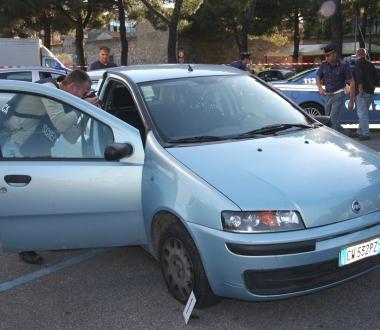 Lauto fermata dalla polizia dopo linseguimento 