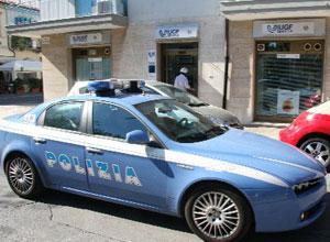 Rapina in banca a Viareggio, un'impiegata spinta a terra