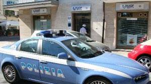 Rapina in banca a Viareggio, un'impiegata spinta a terra