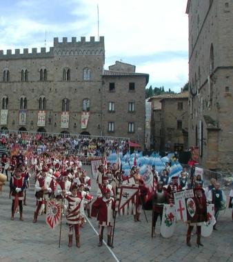 Il corteo delle contrade in piazza dei Priori nelledizione dello scorso anno 