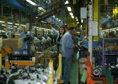 Alcuni addetti Piaggio a lavoro su una linea di assemblaggio dei motori 