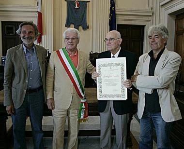 La consegna dellattestato a Giancarlo Tacchi 