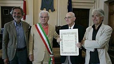 La consegna dell’attestato a Giancarlo Tacchi