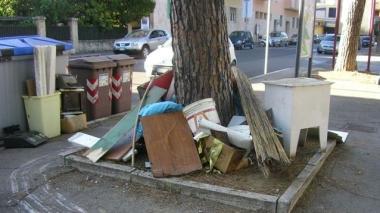 <b>DISCARICA.</b> I rifiuti accatastati in via Manetti 