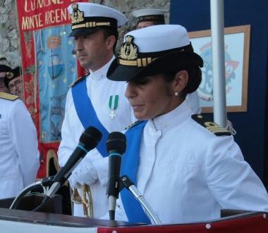 <b>CAMBIO AL VERTICE.</b> La capitaneria di Porto Santo Stefano ha un nuovo comandante Al posto di Federico Giorgi &egrave; arrivata il tenente di vascello Giorgia Capozzella 