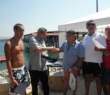 <b>PREMIAZIONE</b> Da sinistra Gabriele Landini, il sindaco Cerulli e Orlando Olivari, 80 anni 