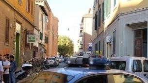 La polizia in via dei Mulini il giorno dopo l’assedio