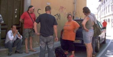 <b>MENSA DEI POVERI</b> Italiani e stranieri ieri in attesa in via Mazzini    