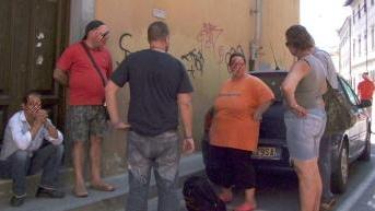 <b>MENSA DEI POVERI</b> Italiani e stranieri ieri in attesa in via Mazzini