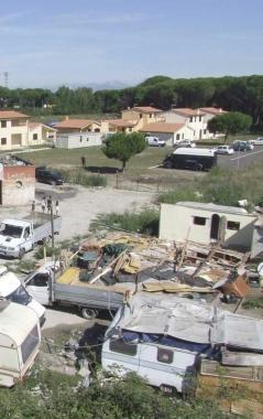 Uno scorcio del campo nomadi di Coltano 