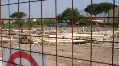 L’esterno del cantiere del distretto socio sanitario