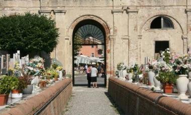 Interno di un cimitero del territorio cascinese 