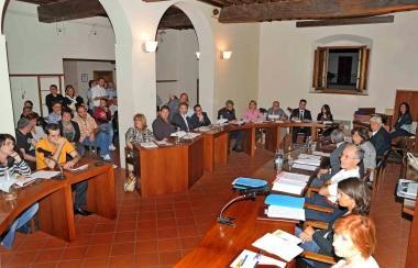 Una seduta del consiglio comunale nella sala consiliare della Badia 