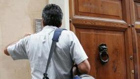 Un postino che consegna avvisi e lettere