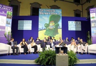 A lato una edizione del premio letterario Bancarella Sport e sotto lallenatore Carlo Ancelotti 