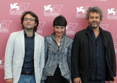 Edoardo Nesi (a destra) con Eugenio Lio e Elisabetta Sgarbi sul red carpet del Lido 