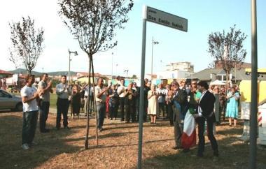 La piazza intitolata a don Emilio Vukich 