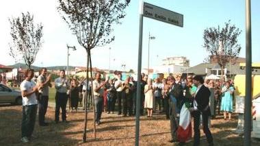 La piazza intitolata a don Emilio Vukich