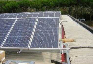 Un tetto su cui sono installati dei pannelli fotovoltaici         