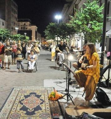 Gente in corso durante unapertura serale di venerd&igrave;  