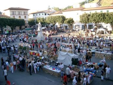 Un mercatino in piazza Boccaccio a Certaldo 
