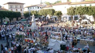 Un mercatino in piazza Boccaccio a Certaldo