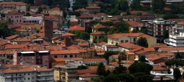 Una panoramica dallalto delle case di Pontedera  
