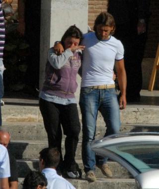 <b>LULTIMO SALUTO.</b> Simona, la mamma di Manuel, esce dalla chiesa del Cottolengo abbracciata da un parente. Ieri al funerale tanti bambini hanno salutato il loro piccolo amico 