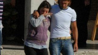 <b>L’ULTIMO SALUTO.</b> Simona, la mamma di Manuel, esce dalla chiesa del Cottolengo abbracciata da un parente. Ieri al funerale tanti bambini hanno salutato il loro piccolo amico