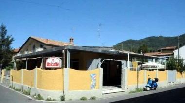 Il bar Il Centro a Fossone e a sinistra la titolare Simonetta Tarabella