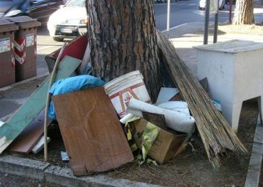 <b>RIFIUTI.</b> Ingombranti lasciati in mezzo alla strada 