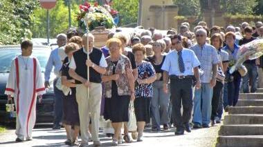 Il feretro accompagnato dai parenti e dagli amici