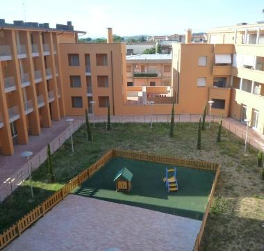 A sinistra una veduta della corte interna al condominio di via Leonardo Da Vinci, a destra il presidente della Cooperativa Mare Carlo Sarri sul balcone di uno dei 24 appartamenti