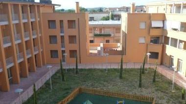 A sinistra una veduta della corte interna al condominio di via Leonardo Da Vinci, a destra il presidente della Cooperativa Mare Carlo Sarri sul balcone di uno dei 24 appartamenti