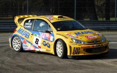 Tobia Cavallini impegnato in unevoluzione della sua Peugeot 