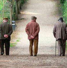 Anziani a passeggio 