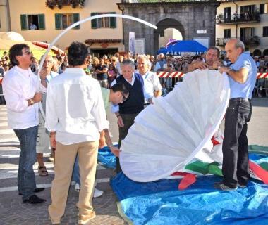 Gli ultimi momenti della preparazione del lancio della mongolfiera durante una festa di qualche anno fa  