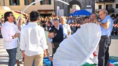 Gli ultimi momenti della preparazione del lancio della mongolfiera durante una festa di qualche anno fa