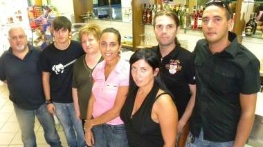 Alcuni consiglieri del circolo con i gestori del bar