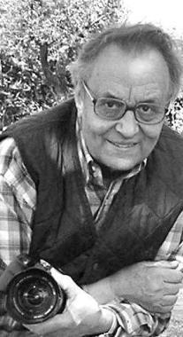 <b>CON IL FERRO DEL MESTIERE.</b> Una bella immagine di Fulvio DIorio con la sua macchina fotografica Di Iorio &egrave; morto venerd&igrave; sera allet&agrave; di 77 anni, oggi i funerali nella chiesa parrocchiale di Querceta 