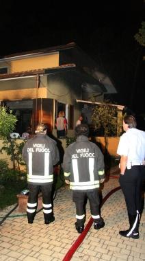<b>LINTERVENTO. </b>I vigili del fuoco e i vigili urbani sul luogo dellincendio     