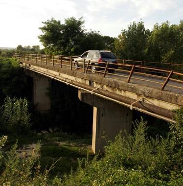 A sinistra il Ponte di Ventignano che proprio in questi giorni &egrave; al centro di una contesa tra San Pierino e San Miniato Sopra il sindaco di Fucecchio Claudio Toni. In basso il primo cittadino sanminiatese Vittorio Gabbanini e il centro abitato di San Pierino invaso dal traffico  