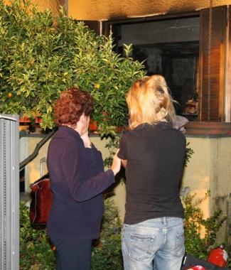 <strong>CHE DISASTRO.</strong> La proprietaria della villetta osserva i danni causati dalla potenza delle fiamme