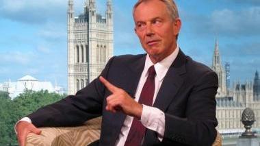 L’ex primo ministro inglese Tony Blair e in alto i famosi panigacci di Podenzana